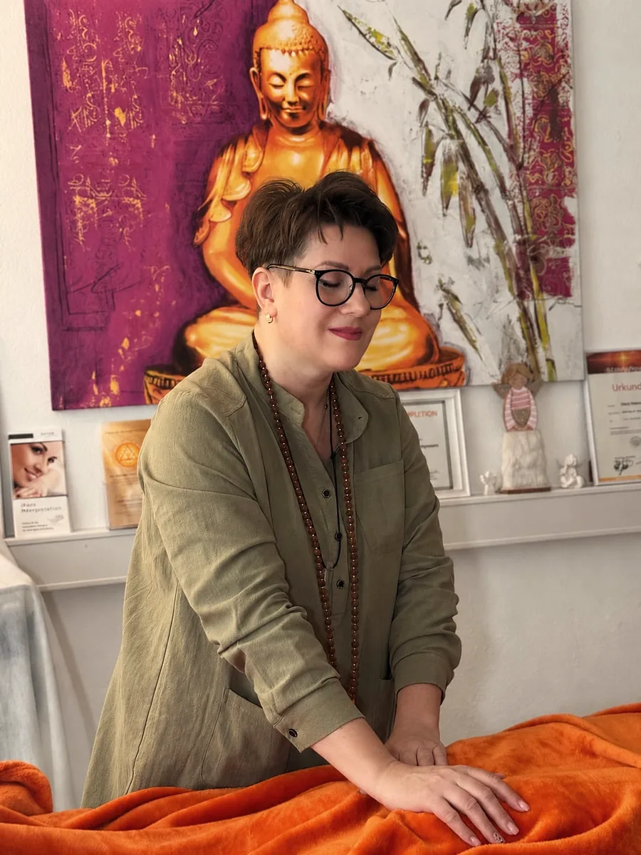 Elena Dieterle bei der Behandlung vor dem Buddha-Bild in ihrer Praxis