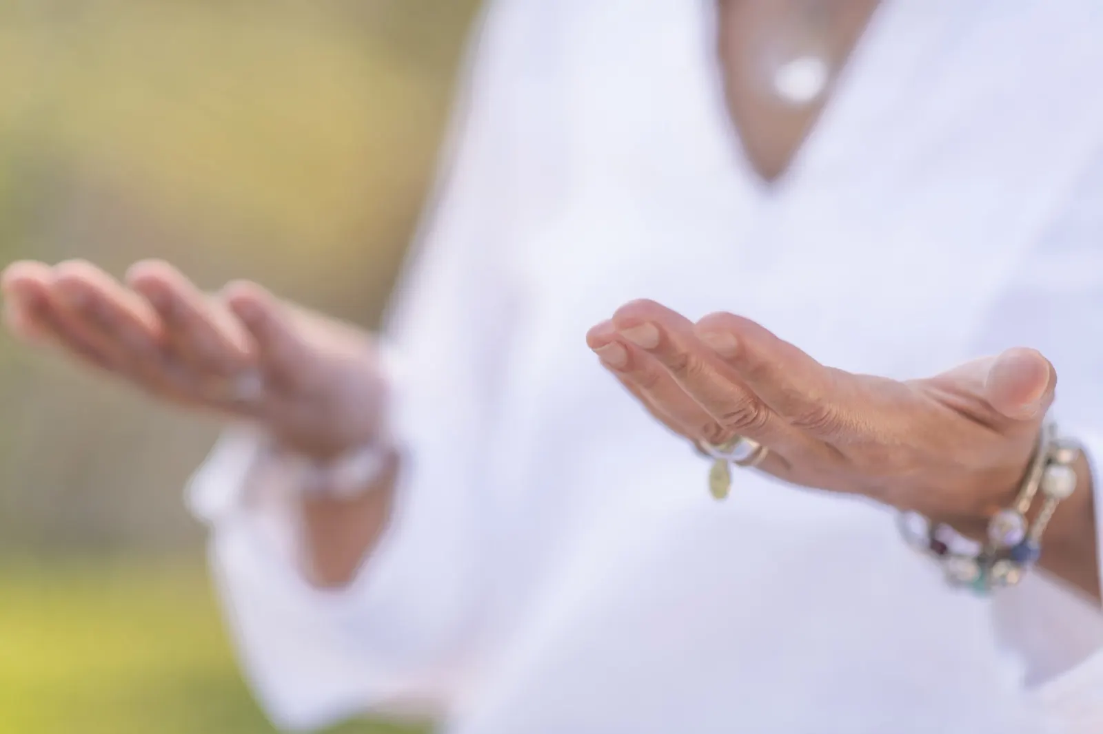 Entspannte Frau bei einer Fernbehandlung zu Hause